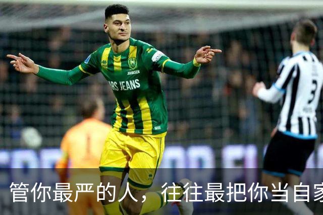 管你最严的人，往往最把你当自家孩子！班主任在操场上为学生的一袋零食，跑得眼镜都歪了